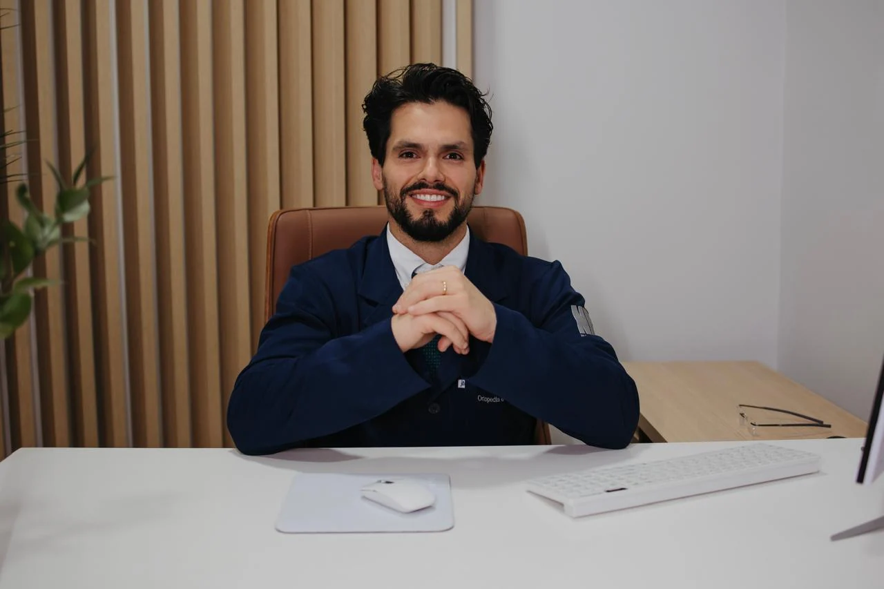 Dr. Tiago Rabello em seu consultório